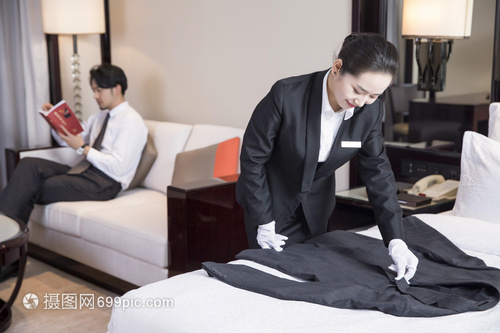 酒店服務人員疊衣服與餐飲管理的協同與優化